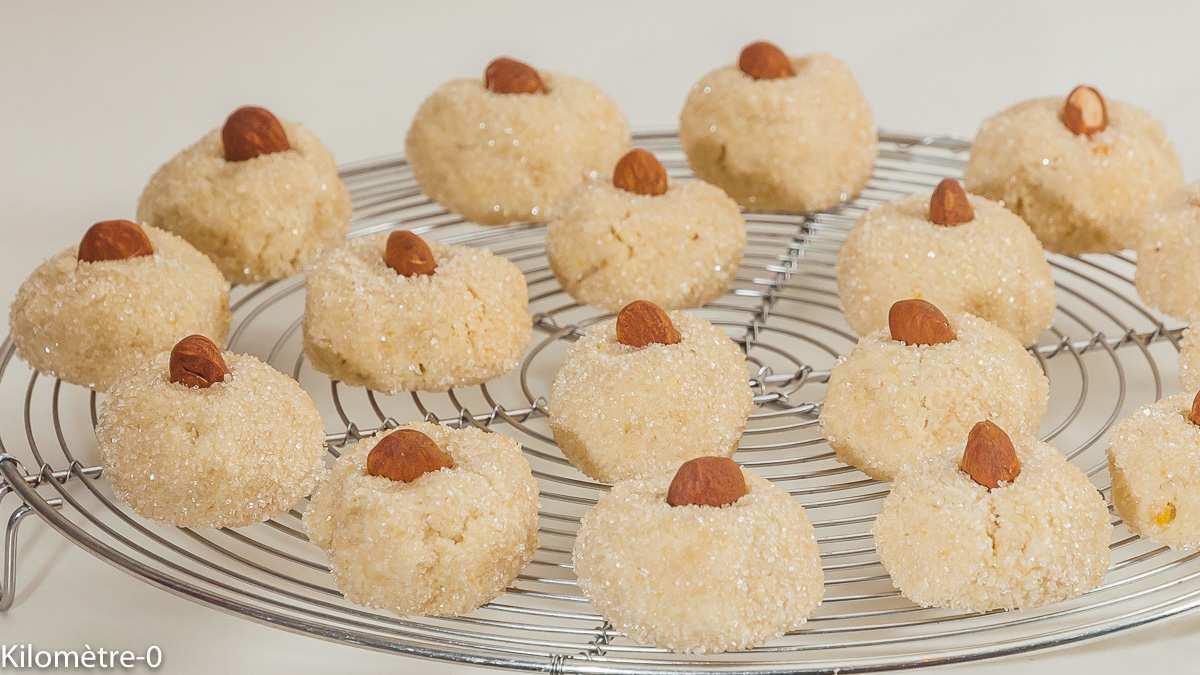 Photo de recette d'amaretti facile, biscuits italiens, petites bouchées sucrées, gâteaux secs, citron, amandes, eau de fleur d'oranger de Kilomètre-0, blog de cuisine réalisée à partir de produits de saison et issus de circuits courts