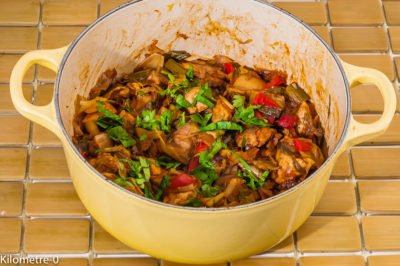 Photo de recette bulgare facile, kavarma, Bulgarie, poulet, mijoté, plat, spécialité, légumes de de Kilomètre-0, blog de cuisine réalisée à partir de produits de saison et issus de circuits courts