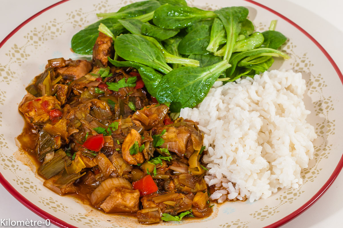 Photo de recette de spécialité culinaire bulgare, le kavarma, facile, rapide, léger, poulet, mijoté, cocotte, légumes de Kilomètre-0, blog de cuisine réalisée à partir de produits de saison et issus de circuits courts