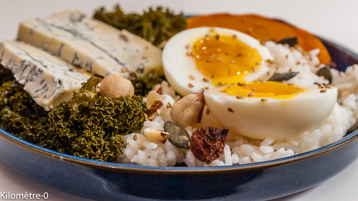 Photo de recette de buddha bowl, végétarien, healthy, chou kale, noisettes, graines, oeuf, fromage, facile Kilomètre-0, blog de cuisine réalisée à partir de produits de saison et issus de circuits courts