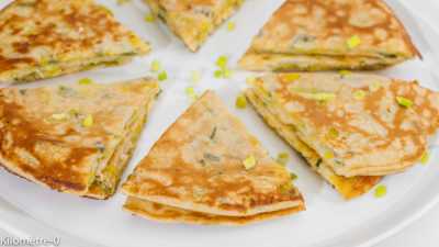 Photo de recette de  crêpes coréennes aux poireaux, économique, pas chère, facile, rapide, Corée, végétarienne, tour du monde des crêpes et galettes, de Kilomètre-0, blog de cuisine réalisée à partir de produits de saison et issus de circuits courts