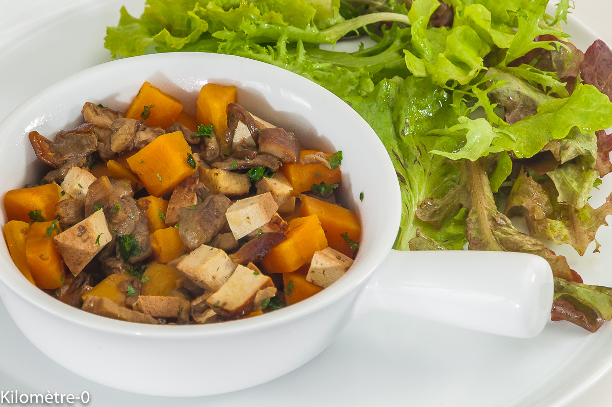 Photo de recette de poélée végétarienne, patate douce, tofu fumé, champignons, cèpes, salade, hiver, automne, facile, rapide, healthy, de  Kilomètre-0, blog de cuisine réalisée à partir de produits de saison et issus de circuits courts