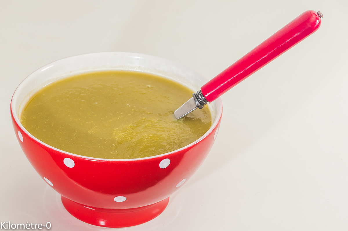 Photo de recette de soupe, velouté, potage, hiver, poireaux, légumes, céleri, facile, rapide, healthy, bio, végétarienne, économique, pas chère de Kilomètre-0, blog de cuisine réalisée à partir de produits de saison et issus de circuits courts