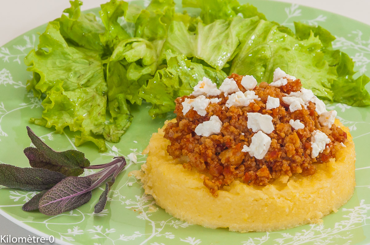 Photo de recette italienne facile, polenta, sauge, saucisses, tomate, ragù de de Kilomètre-0, blog de cuisine réalisée à partir de produits de saison et issus de circuits courts
