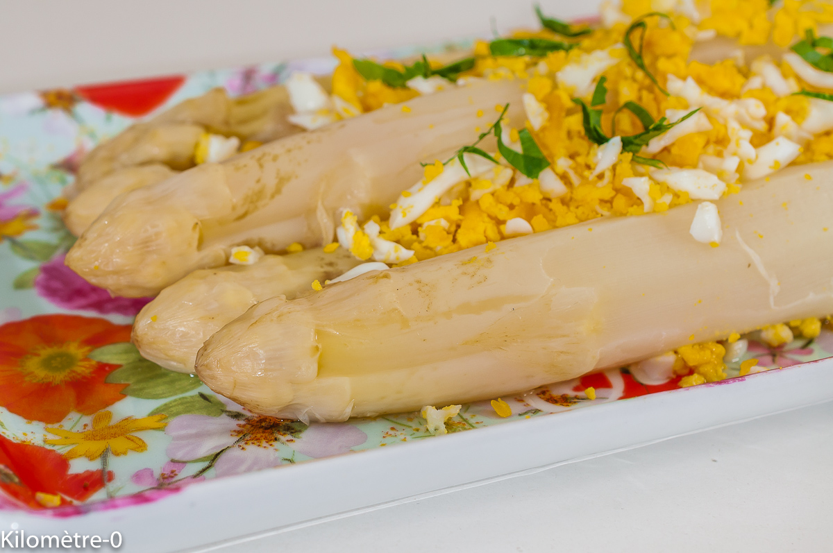 Photo de recette d'asperges légères, healthy, végétarienne, facile de Kilomètre-0, blog de cuisine réalisée à partir de produits de saison et issus de circuits courts