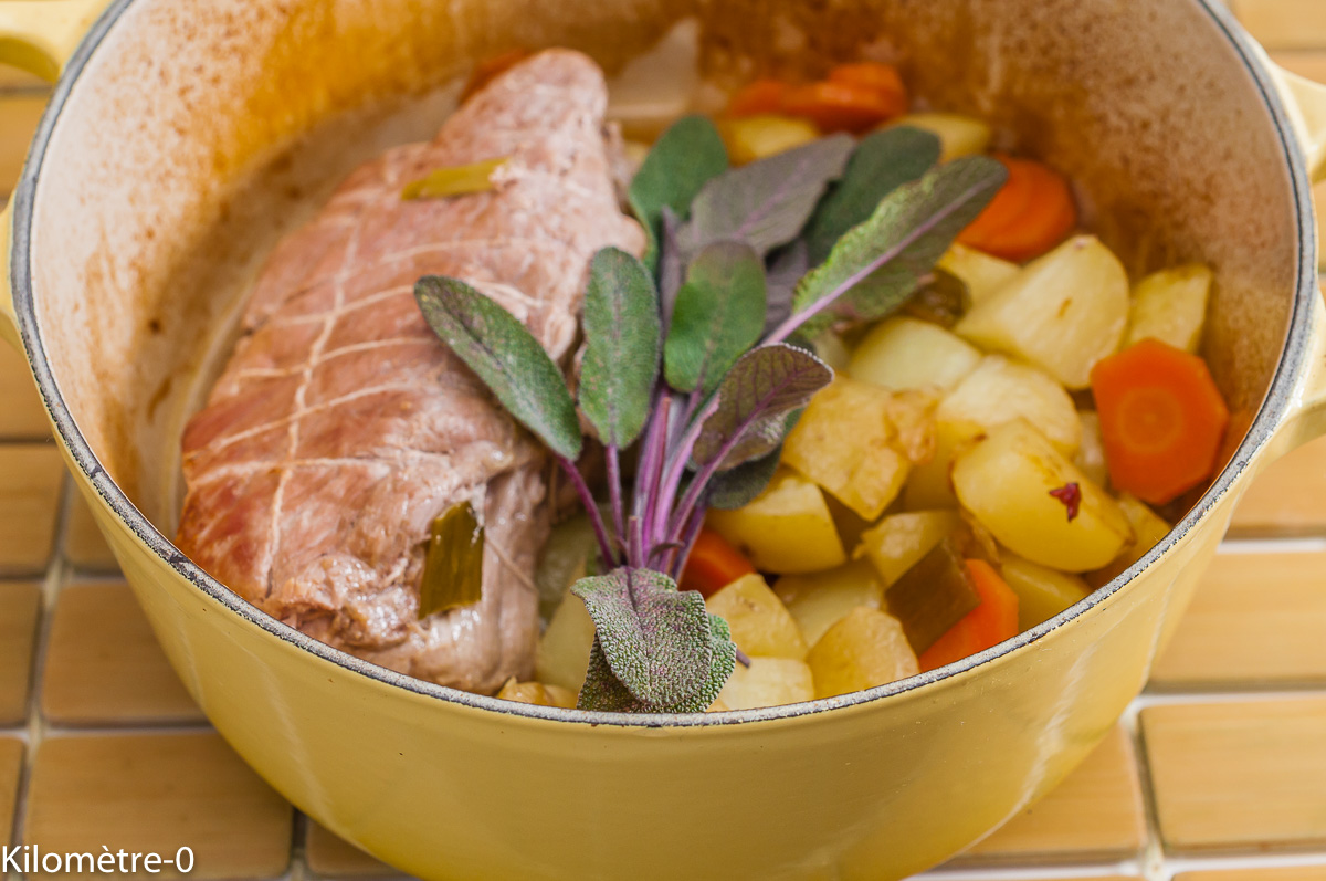 Rôti De Porc à La Sauge Et Aux Pommes De Terre Nouvelles