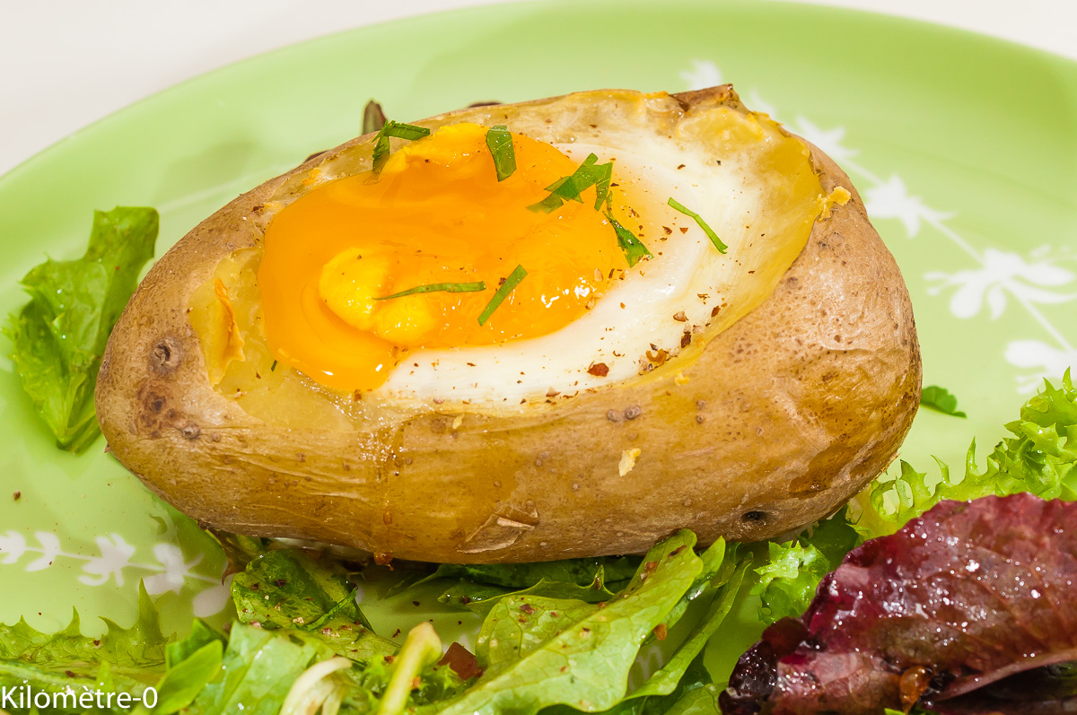 Photo de pomme de terre farcie à l'oeuf, aux oeufs, végétarien, économique, pas cher, facile, bio derecette de Kilomètre-0, blog de cuisine réalisée à partir de produits de saison et issus de circuits courts