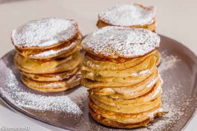 Photo de recette de poffertjes, petites crêpes hollandaises, cuisine des Pays Bas, facile, blinis, rapide, levure de boulanger, de Kilomètre-0, blog de cuisine réalisée à partir de produits de saison et issus de circuits courts