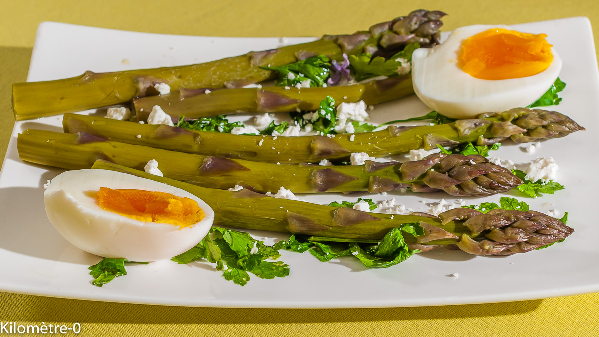 Photo de recette végétarienne, printanière, healthy, asperrges vertes, légumes, de Kilomètre-0, blog de cuisine réalisée à partir de produits de saison et issus de circuits courts