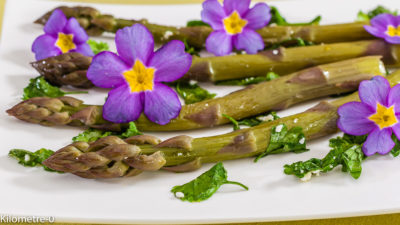 Photo de recette végétariene, healthy, printanière, fleur, primevères, asperges vertes, facile, four vapeur, rapide, légère, de Kilomètre-0, blog de cuisine réalisée à partir de produits de saison et issus de circuits courts