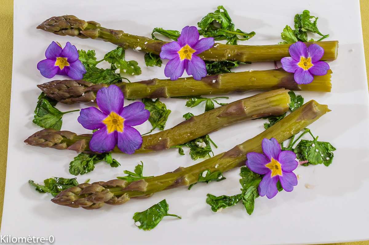 Photo de recette de fleurs comestibles, printemps, facile, végétarienne, asperges vertes, légère, healthyKilomètre-0, blog de cuisine réalisée à partir de produits de saison et issus de circuits courts