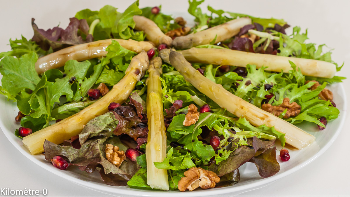 Photo de recette végétarienne, healthy, facie, printemps, asperges blanches, noix, grenade, four vapeur de Kilomètre-0, blog de cuisine réalisée à partir de produits de saison et issus de circuits courts