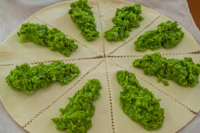 Photo de recette de Sabrina Ghayour, pastizzi, feuilleté, petits pois, légumes, facile, rapide, printemps de Kilomètre-0, blog de cuisine réalisée à partir de produits de saison et issus de circuits courts