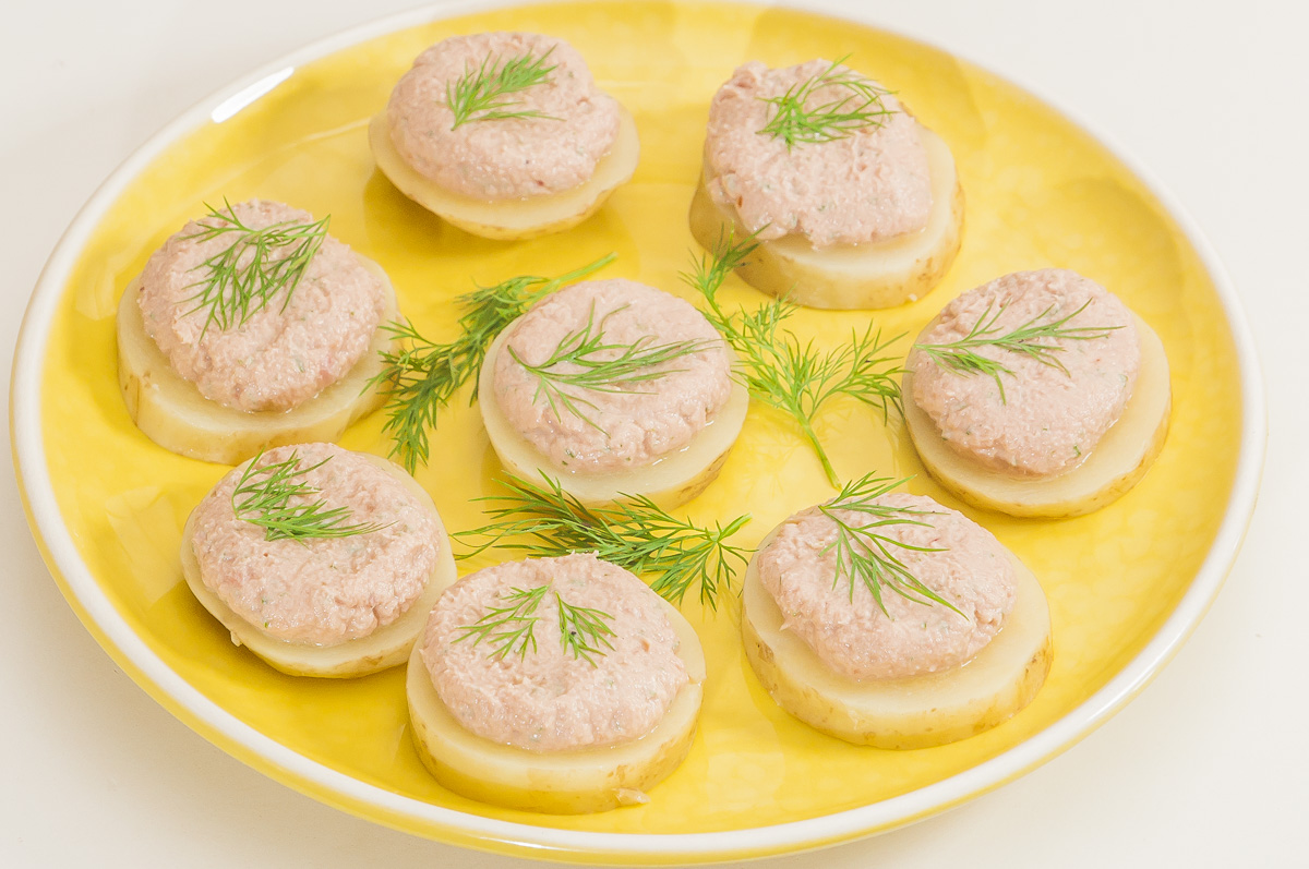 Photo de recette de canapés de pomme de terre, mousse de thon, rillette de thon, facile, rapide, four vapeur, apéro, Kilomètre-0, blog de cuisine réalisée à partir de produits de saison et issus de circuits courts