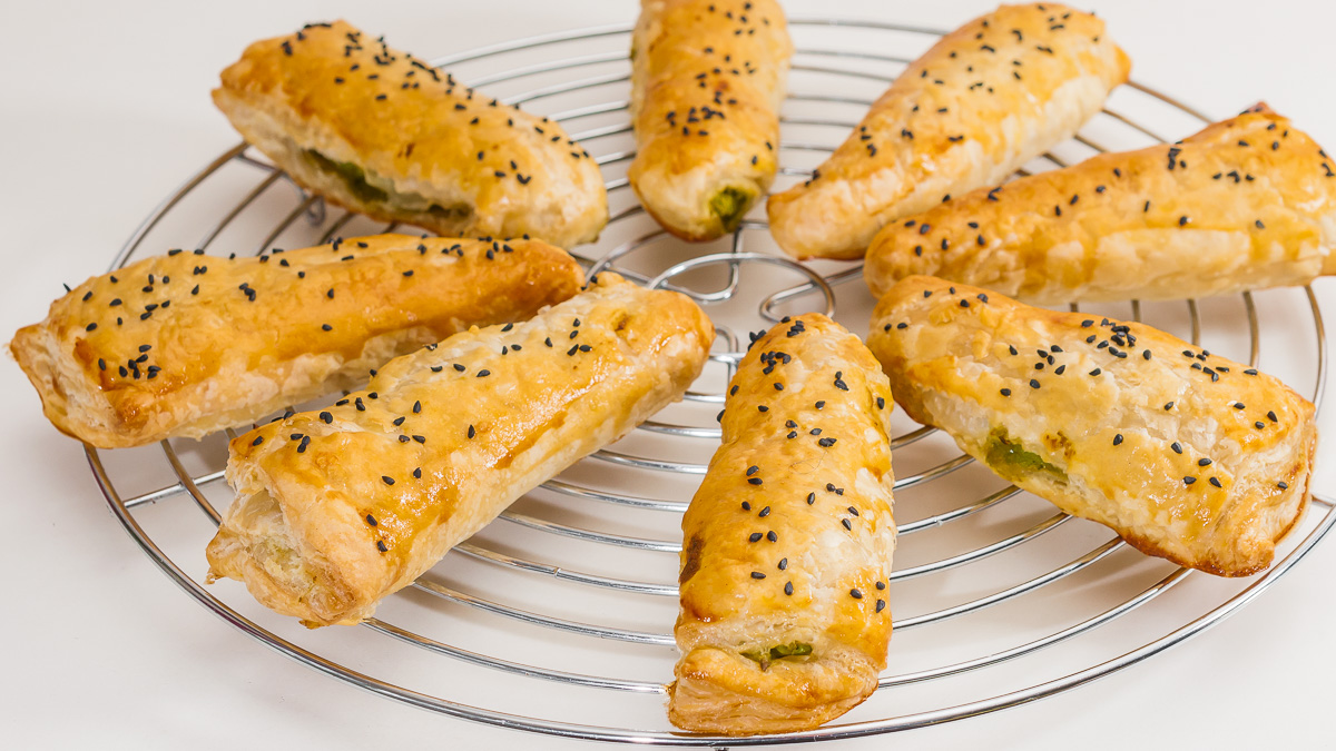 Photo de recette de Sabrina Ghayour, pastizzi, petits pois, bio, facile, feuilletés, apéro, buffet, pic nic, Kilomètre-0, blog de cuisine réalisée à partir de produits de saison et issus de circuits courts