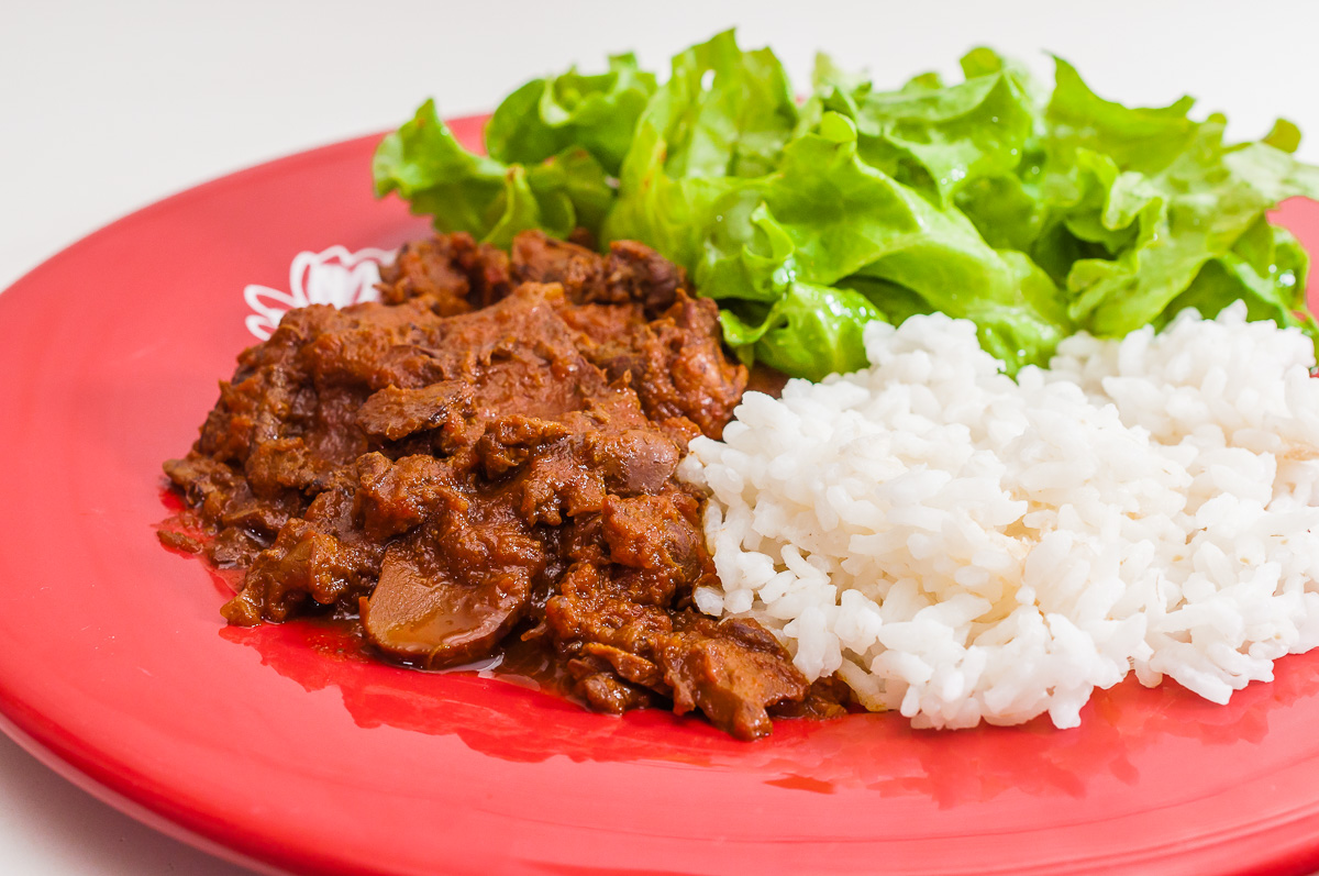 Photo de recette de sanglier au coulis de tomate eet aux champignons, vin blanc, facile, classique, gibier, viande, hiver, chasse, Kilomètre-0, blog de cuisine réalisée à partir de produits de saison et issus de circuits courts