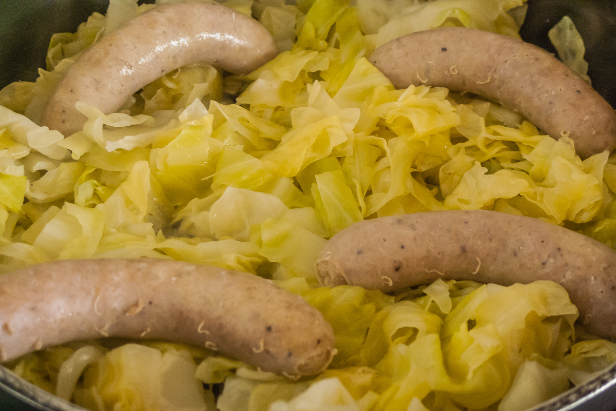 Photo de recette de saucisse aux choux de printemps, facile, léger, four vapeur, plat unique, printemps, bio Kilomètre-0, blog de cuisine réalisée à partir de produits de saison et issus de circuits courts