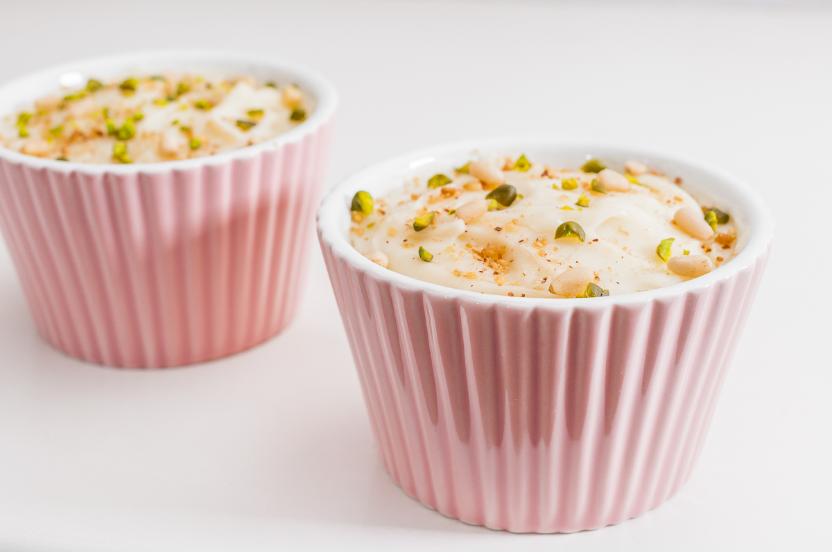 Photo de recette libanaise de moulahabie, facile, laitage, eau de rose, eau de fleur d'oranger, pignons, pistache, Liban, cuisine du monde, asiatique, crème, dessert, de Kilomètre-0, blog de cuisine réalisée à partir de produits de saison et issus de circuits courts