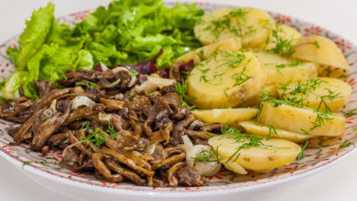 Photo de recette facile de Lettonie, cuisine lettone, gastronomie lettone, pomme de terre, aneth, champignons, girolles, cuisine du monde, végétarienne, healthy, aneth, de Kilomètre-0, blog de cuisine réalisée à partir de produits de saison et issus de circuits courts