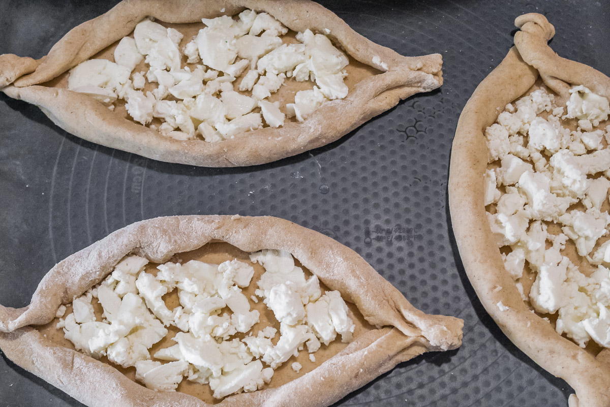 Photo de recette de Khachapuri, pain géorgien facile, oeuf, fromage de Kilomètre-0, blog de cuisine réalisée à partir de produits de saison et issus de circuits courts