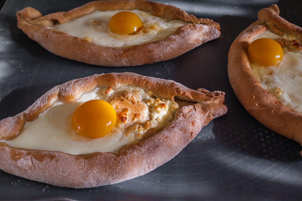 Photo de recette de Khachapuri, pain géorgien, facile, maison, cuisine du monde, healthy, végétarien, de Kilomètre-0, blog de cuisine réalisée à partir de produits de saison et issus de circuits courts