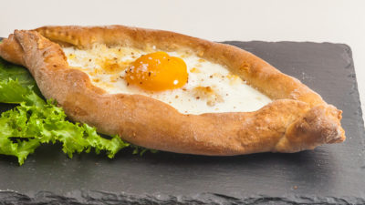 Photo de recette de Khachapuri, pain géorgien, facile, maison, cuisine du monde, healthy, végétarien, de Kilomètre-0, blog de cuisine réalisée à partir de produits de saison et issus de circuits courts