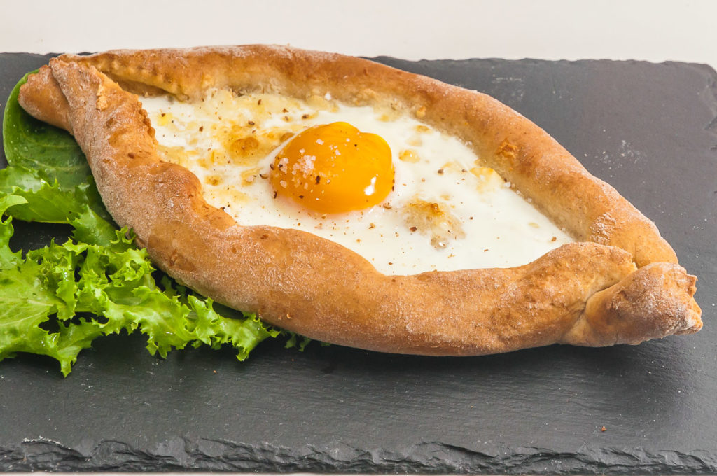 Photo de recette facile de Khachapuri, pain géorgien, oeuf, fromage, mozzarella, fêta, barque, plat de Géorgie, géorgienne, végétarienne, healthy, oeuf, bio dede Kilomètre-0, blog de cuisine réalisée à partir de produits de saison et issus de circuits courts