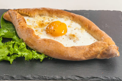 Photo de recette facile de Khachapuri, pain géorgien, oeuf, fromage, mozzarella, fêta, barque, plat de Géorgie, géorgienne, végétarienne, healthy, oeuf, bio dede Kilomètre-0, blog de cuisine réalisée à partir de produits de saison et issus de circuits courts