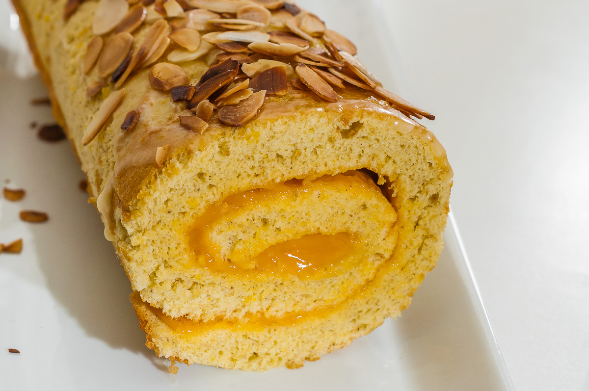 Photo de recette de biscuit roulé à la crème d'abricot, bûche, Noël, facile, rapide de Kilomètre-0, blog de cuisine réalisée à partir de produits de saison et issus de circuits courts