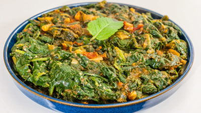 Photo de recette d'épinards au beurre de cacahuètes, cuisine africaine, centre Afrique, cuisine du monde, épinards, cacahuètes, végétarienne, healthy, facile, légumes, printemps, automne, bio de  Kilomètre-0, blog de cuisine réalisée à partir de produits de saison et issus de circuits courts