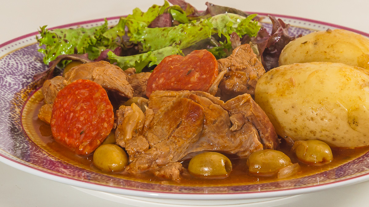 Photo de recette de sauté de veau à la portugaise, facile, olives, tomates, pommre de terre dede Kilomètre-0, blog de cuisine réalisée à partir de produits de saison et issus de circuits courts