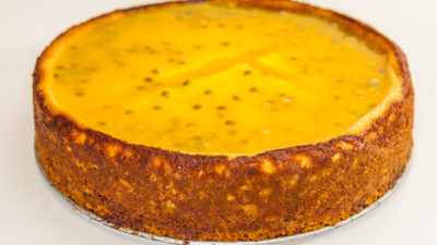 Photo de gâteau fromager, fruits de la passion, cheesecake, cuisine bolivienne, Bolivie, cuisine du monde, rapide, fromage blanc, laitage, blancs d'oeuf de recette de Kilomètre-0, blog de cuisine réalisée à partir de produits de saison et issus de circuits courts