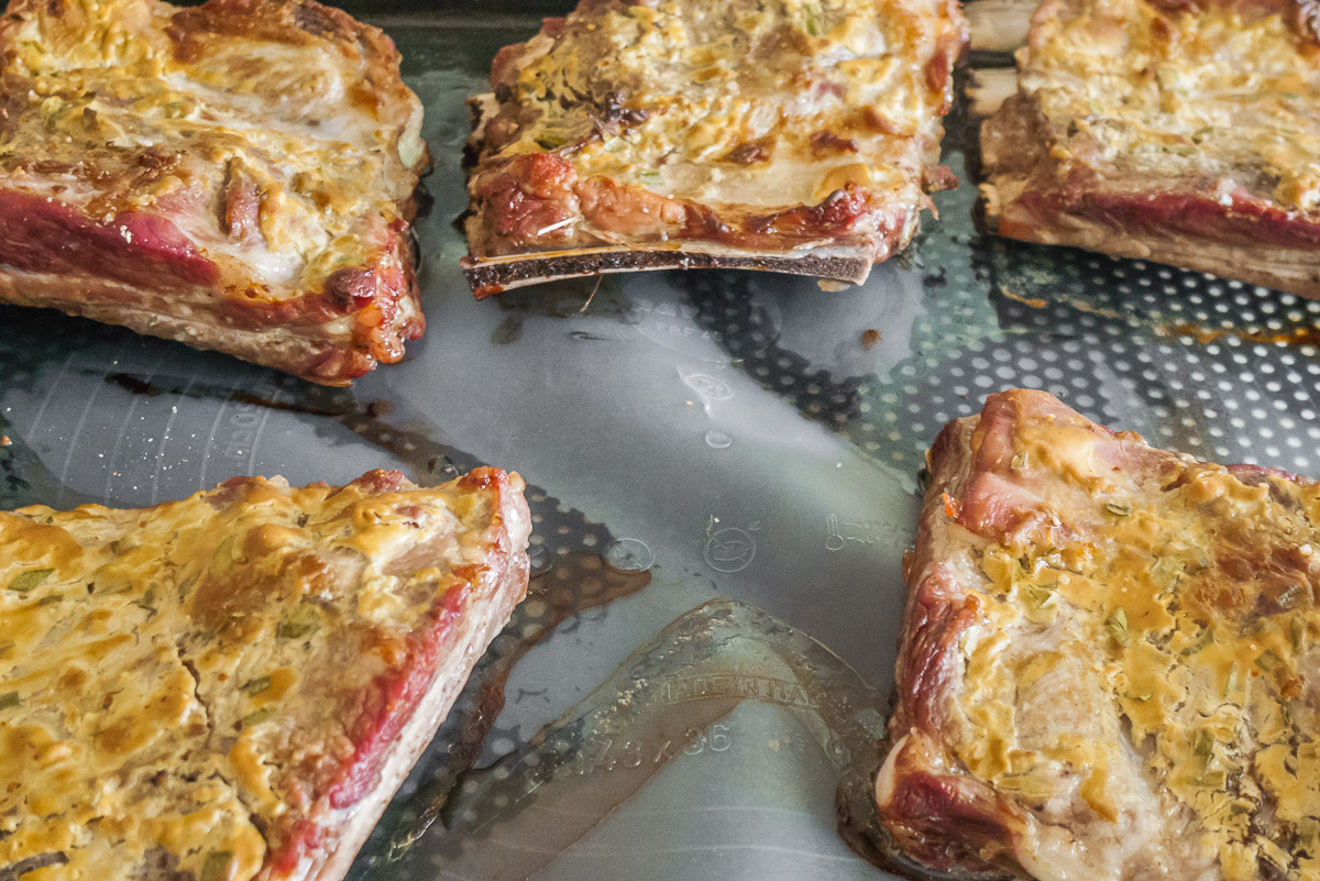 Photo de recette de plat de côtes, spare ribs, travers de porc marinés, facile, moutarde Kilomètre-0, blog de cuisine réalisée à partir de produits de saison et issus de circuits courts