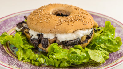 Photo de recette de bagel végétarienne, cuisine américaine, Etats Unis, USA, bagel, champignons, aubergines, légumes, fromage, mozzarella, cuisine du monde  Kilomètre-0, blog de cuisine réalisée à partir de produits de saison et issus de circuits courts