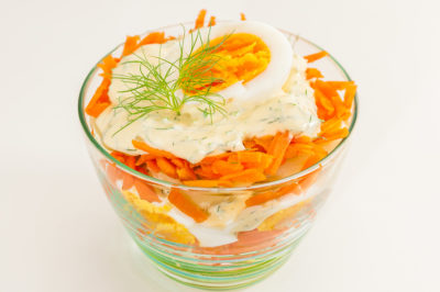 Photo de recette de  salade du 4 juillet, cuisine américaine, USA, Etats-Unis, carotte, pomme de terre, oeuf, végétarienne, facile, légère, biio de Kilomètre-0, blog de cuisine réalisée à partir de produits de saison et issus de circuits courts