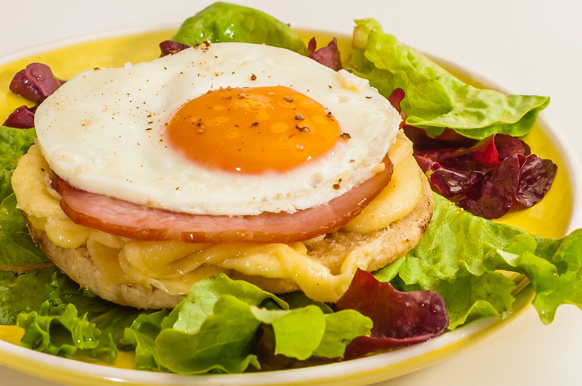 Photo de recette de muffin egg très facile, maison, anglaise, anglais, oeuf, bacon, fromage, pain anglais Kilomètre-0, blog de cuisine réalisée à partir de produits de saison et issus de circuits courts
