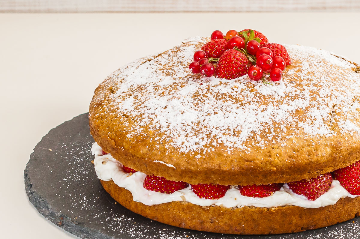 Photo de recette de gâteau facile et rapide aux fraises, fruits rouges, gourmand, amandes, healthy, léger de Kilomètre-0, blog de cuisine réalisée à partir de produits de saison et issus de circuits courts