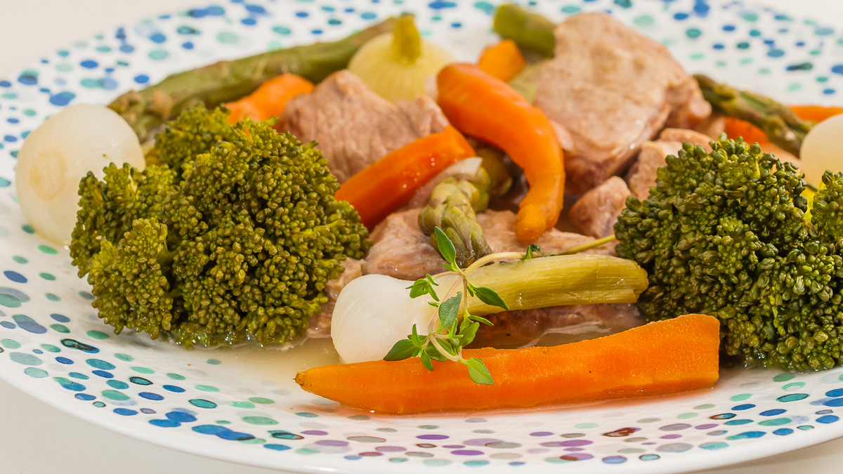Photo de recette de blanquette, légumes nouveaux, printemps, asperges vertes, carottes, brocolis, oignons nouveaux, facile, léger, healthy Kilomètre-0, blog de cuisine réalisée à partir de produits de saison et issus de circuits courts