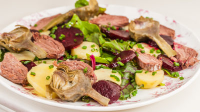 Photo de recette de salade printemps, betteraves rouges nouvelles, pommes de terre nouvelles, artichauts poivrade, violet, magret de canard, salade composée, facile, rapide de  Kilomètre-0, blog de cuisine réalisée à partir de produits de saison et issus de circuits courts