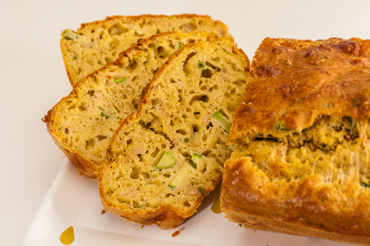 Photo de recette de cake au thon, courgettes, comté de Kilomètre-0, blog de cuisine réalisée à partir de produits de saison et issus de circuits courts