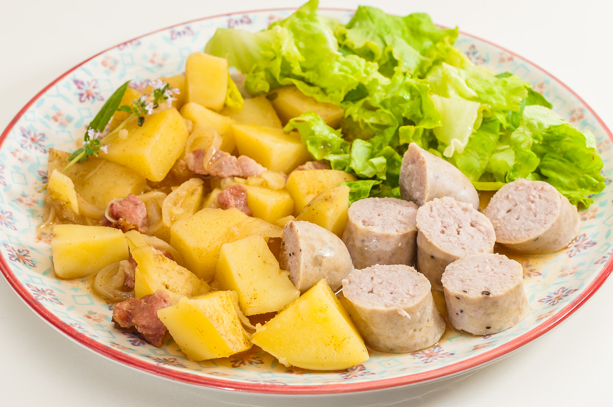 Photo de recette hongroise, cuisine de Hongrie, goulash, facile, rapide, pomme de terre, saucisse, paprika, épices, viande de de Kilomètre-0, blog de cuisine réalisée à partir de produits de saison et issus de circuits courts