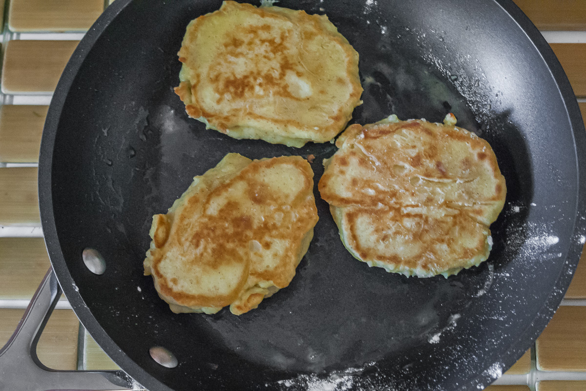 Photo de recette de syrniki, biélorusse, dessert fromager, facile, économique, ricotta, Biélorussie Kilomètre-0, blog de cuisine réalisée à partir de produits de saison et issus de circuits courts