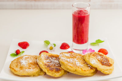 Photo de recette de Syrniki, beignets biélorusse,  recette biélorusse, cuisine biélorusse, galette, ricotta, fromage blanc, beignets à la ricotta,  léger, dessert, fruits rouges, bio, healthy, de  Kilomètre-0, blog de cuisine réalisée à partir de produits de saison et issus de circuits courts