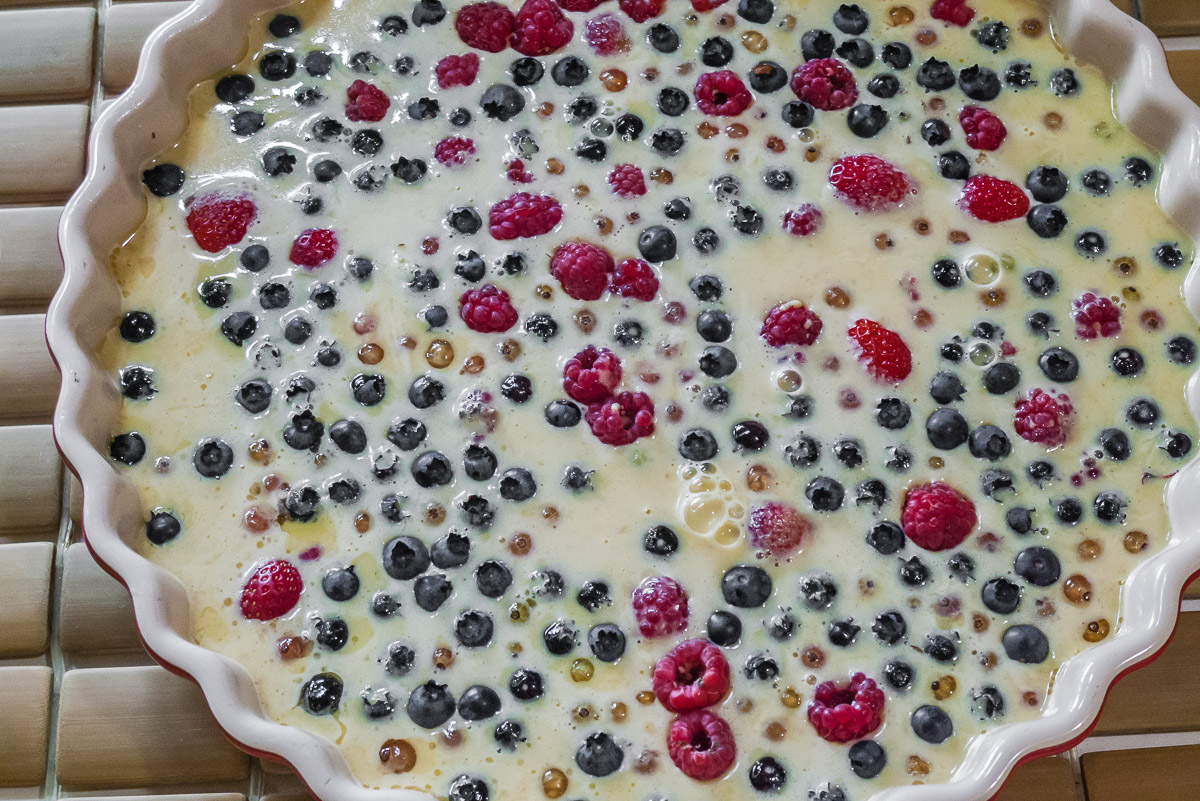 Photo de recette de clafoutis aux fruits rouges facile, rapide, légère, lait, laitage, framboises, fraises, myrtilles, groseilles, bio, lait entier, laitage, desserts, flaugnarde, flognarde Kilomètre-0, blog de cuisine réalisée à partir de produits de saison et issus de circuits courts