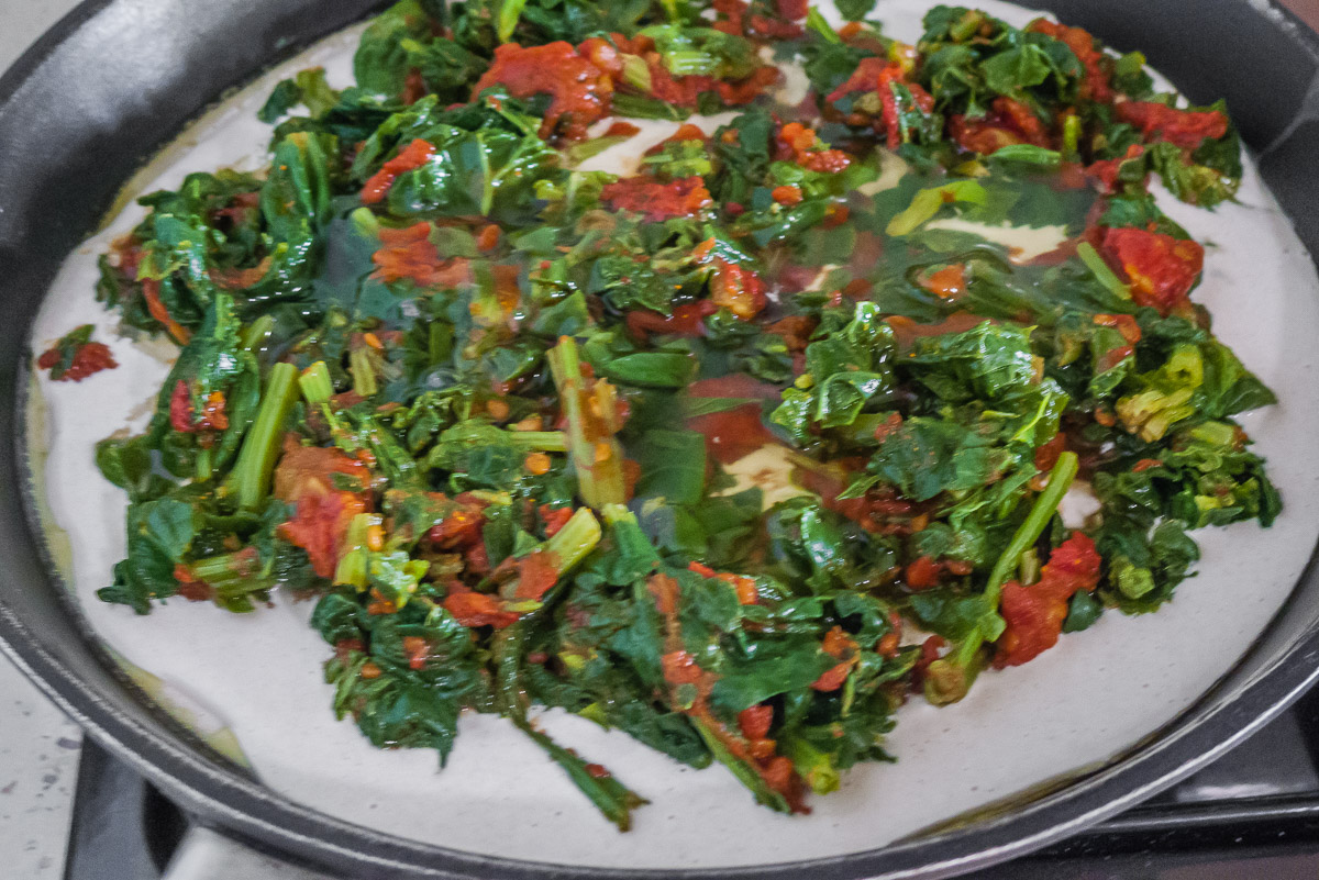Photo de recette de chatamari népalaise, Népal, cuisine du monde, épinards, tomates, galette de riz, facile, bio, épices de Kilomètre-0, blog de cuisine réalisée à partir de produits de saison et issus de circuits courts