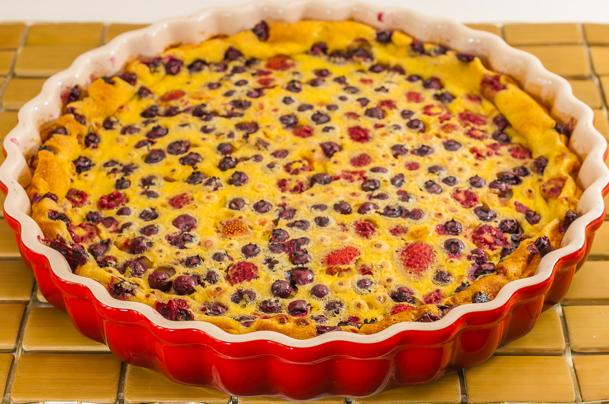 Photo de recette de clafoutis aux fruits rouges facile, rapide, légère, lait, laitage, framboises, fraises, myrtilles, groseilles, bio, lait entier, laitage, desserts, flaugnarde, flognarde Kilomètre-0, blog de cuisine réalisée à partir de produits de saison et issus de circuits courts