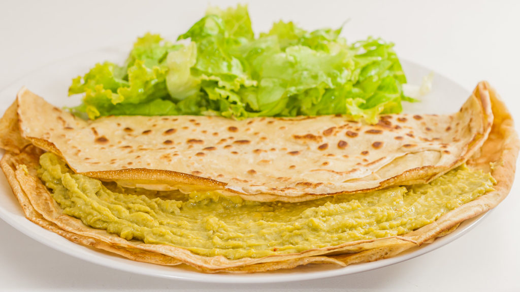 Photo de recette de Crêpes farcies du royaume d’Abomey (Bénin), cuisine du monde, cuisine afraicaine, Béninoise, maiïs, avocat, végétarienne, healthy Kilomètre-0, tour du monde des crêpes et galettes, blog de cuisine réalisée à partir de produits de saison et issus de circuits courts