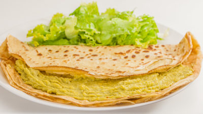 Photo de recette de Crêpes farcies du royaume d’Abomey (Bénin), cuisine du monde, cuisine afraicaine, Béninoise, maiïs, avocat, végétarienne, healthy Kilomètre-0, blog de cuisine réalisée à partir de produits de saison et issus de circuits courts