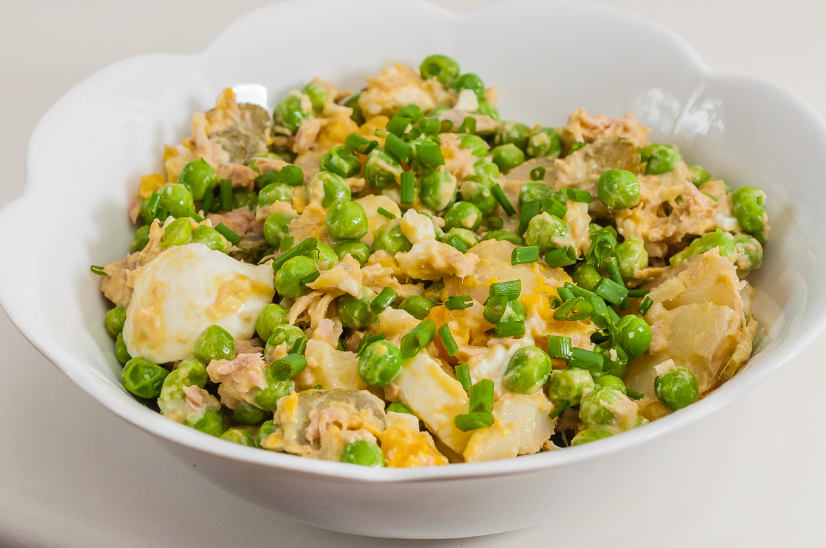 Photo de recette de salade biélorusse, facile, légumes, cuisine du monde, petits pois, pommes de terre nouvelles deKilomètre-0, blog de cuisine réalisée à partir de produits de saison et issus de circuits courts