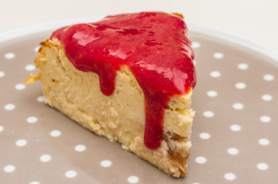 Photo de recette de  gâteau fromager léger, rhubarbe, framboises de Kilomètre-0, blog de cuisine réalisée à partir de produits de saison et issus de circuits courts